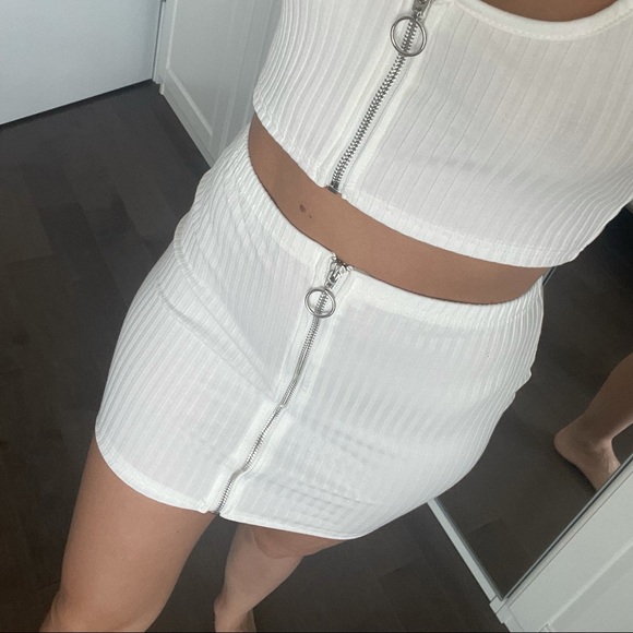 White skirt with zipper. - Picture 4 of 4